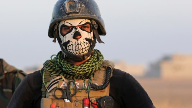 Ein Mitglied der irakischen Anti-Terror-Eliteeinheit (Bild: ASSOCIATED PRESS)