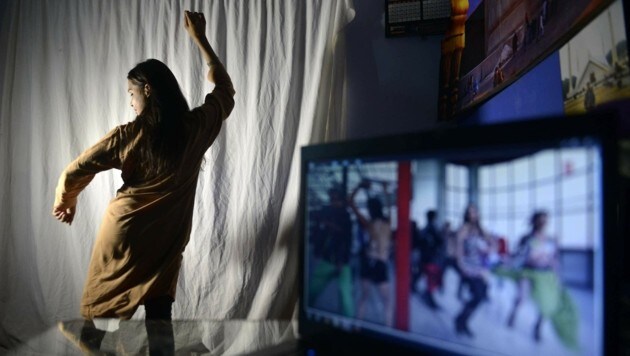 Eine pakistanische Tänzerin übt mit einem Bollywood-Streifen zur Motivation. (Bild: APA/AFP/ARIF ALI)