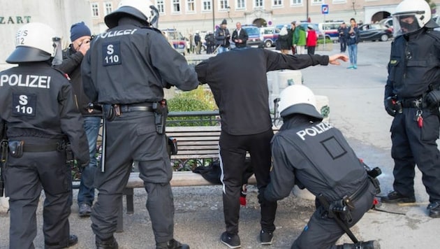 Rund 120 gewaltbereite Franzosen mischten sich unter die Fans, die Polizei kam zum Einsatz. (Bild: Franz Neumayt/MMV)