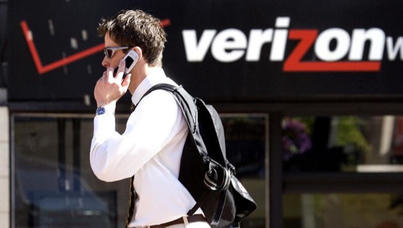 Beim US-Mobilfunker Verizon ist man strikt gegen eine Verschiebung. (Bild: AP)