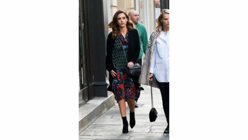 Jessica Alba trug während der Pariser Fashion Week ein Seidenkleid aus der KENZO x H&M Kollektion. (Bild: 2016 Marc Piasecki/H&M)