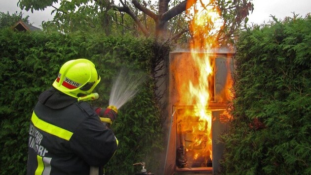 Lichterloh brannte ein Trafokasten in Guntramsdorf, dann strömte auch noch Gas aus. (Bild: Freiwillige Feuerwehr Guntramsdorf)