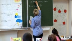 Polizeieinsatz im Klassenzimmer einer Volksschule in Kärnten: Ein Sechsjähriger schlug auf eine Lehrerin ein und attackierte eine Mitschülerin. (Symbolbild) (Bild: APA/Georg Hochmuth)