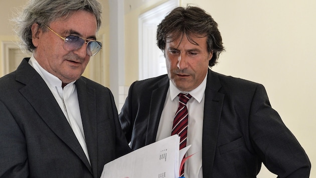 Der Tiroler SPÖ-Chef Ingo Mayr (rechts) und Rechtsanwalt Martin Leys (links) (Bild: APA/ZEITUNGSFOTO.AT)