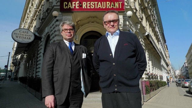 Maximilian Platzer (rechts) und sein Anwalt Constantin Eschlböck vor dem Café Weimar (Bild: Gerhard Bartel)