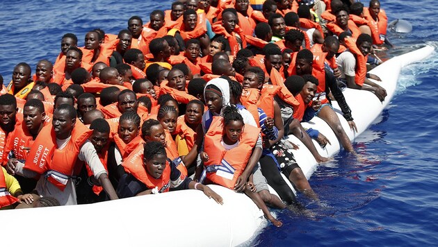 Afrikanische Flüchtlinge bei der Überfahrt nach Europa (Symbolbild) (Bild: AFP/Italian Red Cross/Yara Nardi)