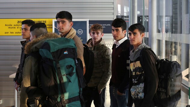 Diese sechs Burschen durften von Calais weiter nach Großbritannien reisen. (Bild: Associated Press)