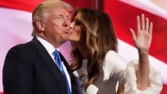 Donald und Melania Trump (Bild: APA/AFP/CHIP SOMODEVILLA)