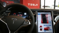 Tesla soll über Jahre hinweg verheimlicht haben, dass der Autopilot „ein ernsthaftes Unfall- und Verletzungsrisiko darstellt“. (Bild: APA/AFP/GETTY IMAGES/SPENCER PLATT)