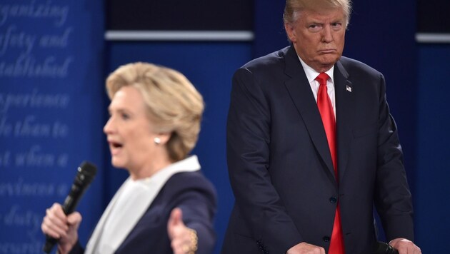 Hillary Clinton und Donald Trump bei der zweiten TV-Debatte zur US-Präsidentschaftswahl (Bild: APA/AFP/PAUL J. RICHARDS)