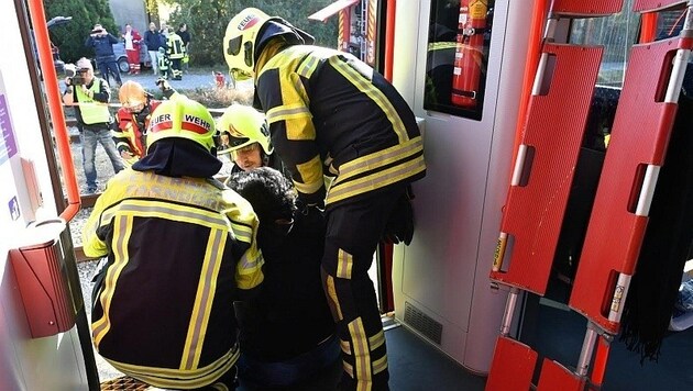 Feuerwehrleute evakuieren den Zug (Bild: Patrick Huber)