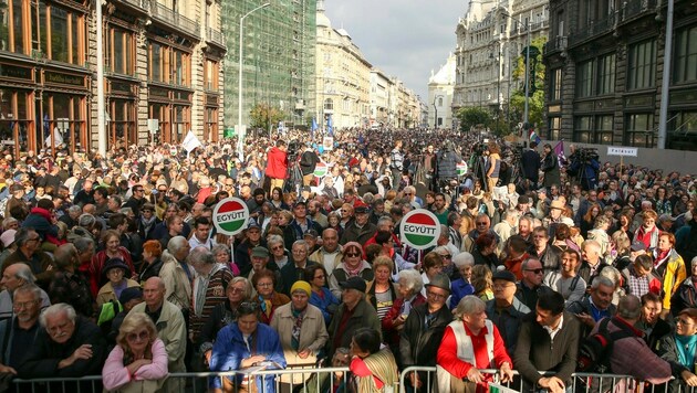 Tausende gehen in Budapest für die Pressefreiheit auf die Straße. (Bild: ASSOCIATED PRESS)