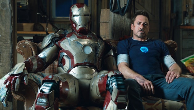 Robert Downey Jr. und sein „Iron Man“-Kostüm (Bild: AP)