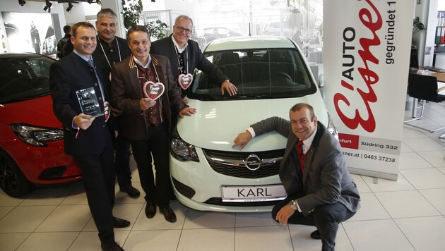 Ein "Karl" als Geschenk von Opel Österreich: Er wird für "Krone-Leser helfen" versteigert! (Bild: Kronenzeitung)