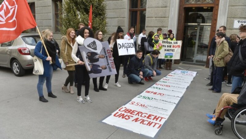 Die Sozialistische Jugend vor dem SPÖ-Präsidium mit einem klaren Nein zu CETA (Bild: APA/HERBERT PFARRHOFER)