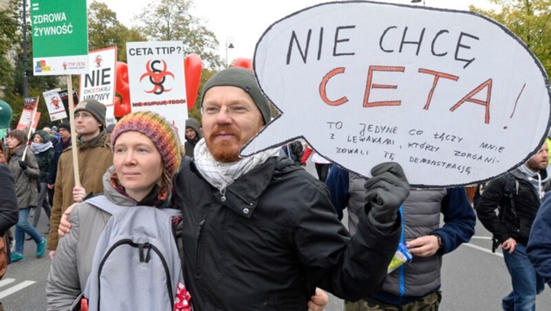 Proteste gegen CETA in Warschau (Bild: AP)