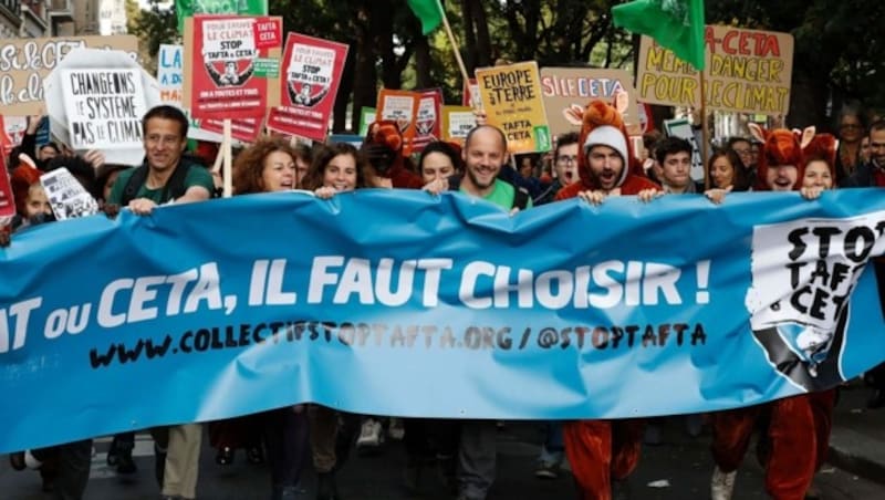 Auch in Paris gingen CETA-Gegner auf die Straße. (Bild: APA/AFP/FRANCOIS GUILLOT)