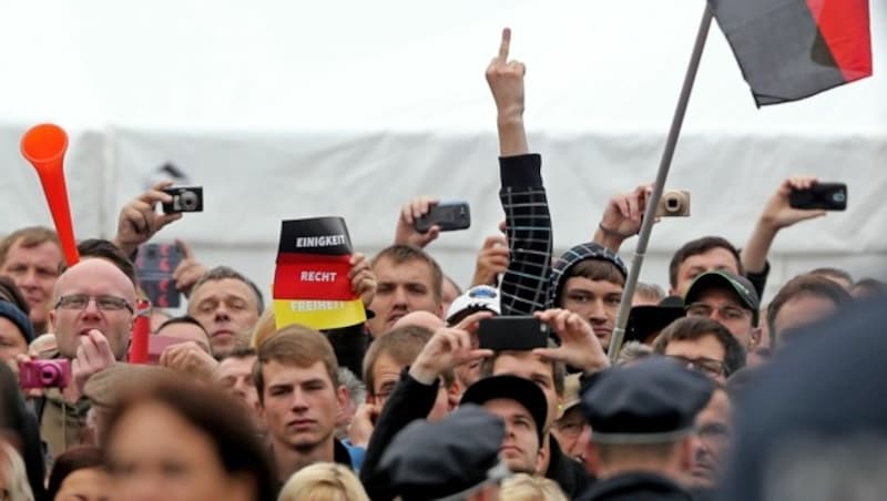 Krawallmacher am Deutschen Einheitsfeiertag: Ein Bild sagt mehr als 1000 Worte ... (Bild: APA/AFP/DPA/JAN WOITAS)