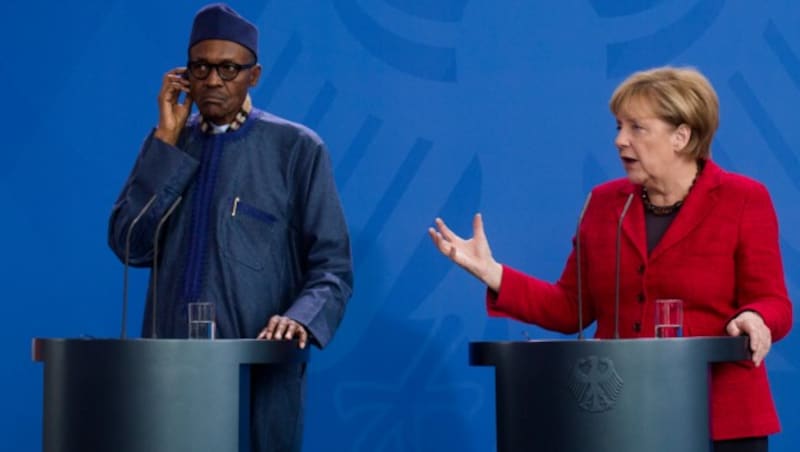 Deutschlands Kanzlerin Angela Merkel mit dem nigerianischen Präsidenten Mahammadu Buhari (Bild: The Associated Press)