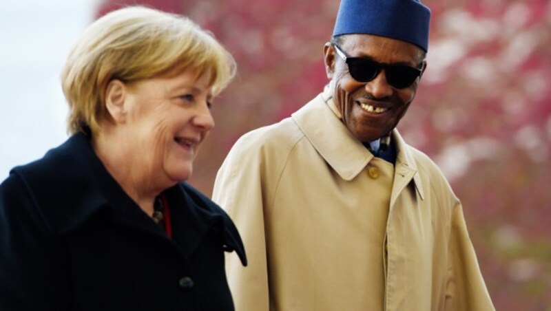 Merkel und der nigerianische Präsident Mahammadu Buhari (Bild: AP)