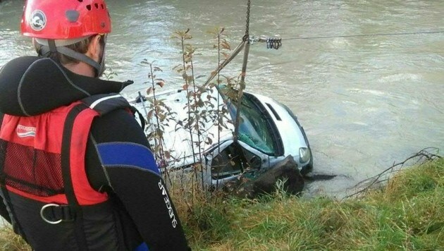 Der Kleinbus stürzte rund vier Meter über eine Böschung in den Fluss. (Bild: APA/WR SALZBURG)