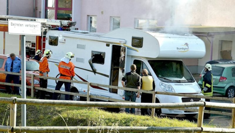 In diesem ausgebrannten Wohnmobil wurden die Leichen von Böhnhardt und Mundlos gefunden. (Bild: APA/dpa-Zentralbild/Carolin Lemuth)