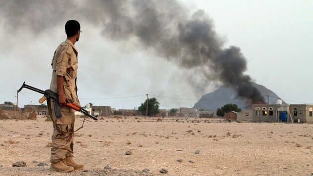 Ein jemenitischer Soldat beobachtet einen Angriff auf eine Houthi-Stellung. (Bild: AFP)