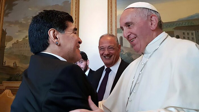 Beim Treffen mit Papst Franziskus gabâ019s für Diego Maradona keinen Grund zum Streit.