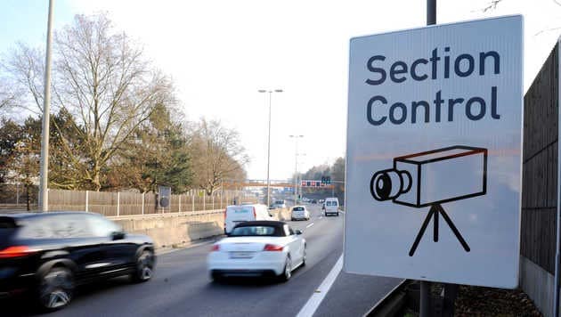 Die Beschilderung auf der A7 in Linz informiert Lenker über die "Section Control"-Anlage. (Bild: Markus Wenzel)