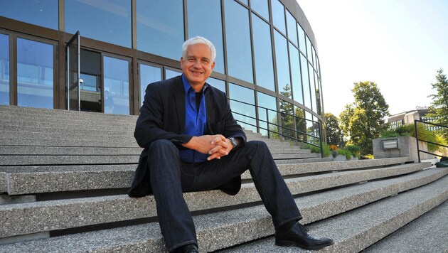 Frey ist seit 2013 Vorstand der LIVA und Chef im Brucknerhaus, vor dem er auf diesem Bild sitzt. (Bild: Horst Einöder)