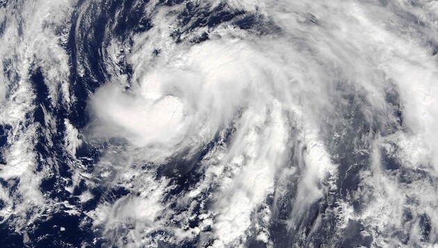 Der Wirbelsturm „Nicole“, fotografiert von einem Satelliten (Bild: AFP/NASA)