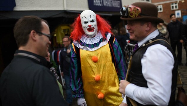 Ein als böser Clown verkleideter Mann in Nordengland (Bild: APA/AFP/OLI SCARFF)