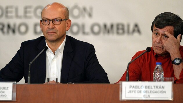 Die Chefverhandler Mauricio Rodriguez (Regierungsdelegation, links) und Pablo Beltran (ELN, rechts) (Bild: APA/AFP/FEDERICO PARRA)