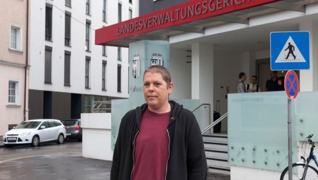 Alex Jürgen vor dem Landesverwaltungsgericht in Linz (Bild: APA/ANDREAS KRENN)