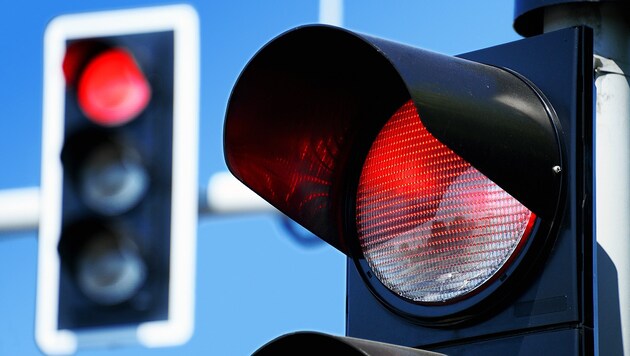 Trotz roter Ampel fuhr die Frau in die Kreuzung ein (Symbolbild). (Bild: thinkstockphotos.de)