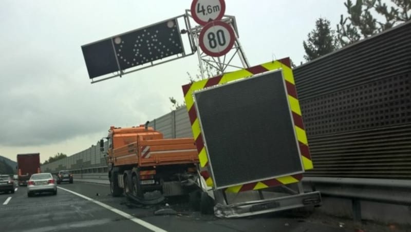 Auf der A2 krachte ein Auto in einen Asfinag-Anhänger (Bild: KK)