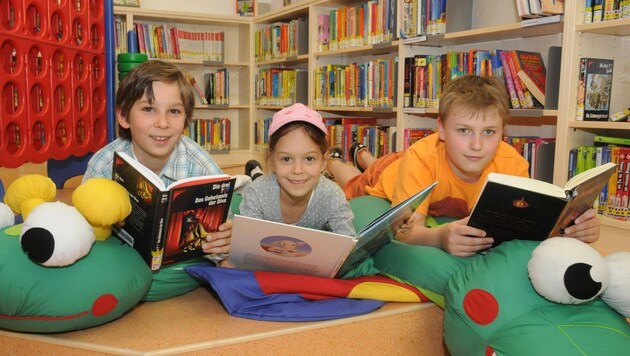 Die drei verbringen viel Zeit in der Bibliothek und meinen: "Lesen ist cool!" (Bild: Büchereien Wien)