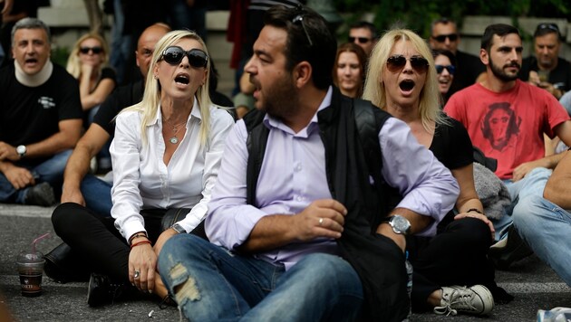 Griechische Journalisten protestieren in Athen gegen Senderschließungen. (Bild: ASSOCIATED PRESS)