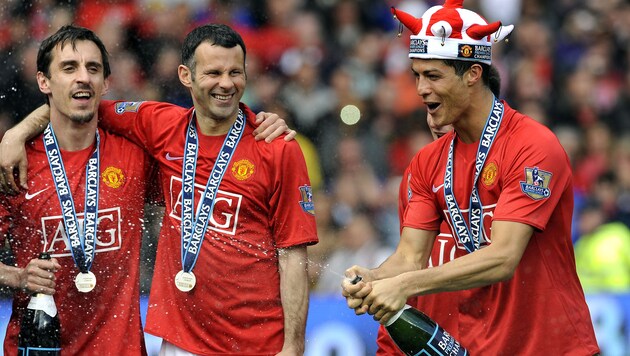 Gary Neville (links) mit Ryan Giggs und Cristiano Ronaldo (rechts) (Bild: ADRIAN DENNIS / AFP / picturedesk.com)