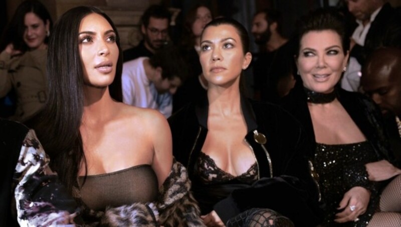 Kim und Kourtney Kardashian mit Kris Jenner bei einer Modenschau in Paris (Bild: AFP)