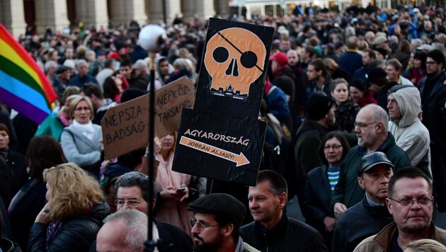 Journalisten der Zeitung und ihre Unterstützer demonstrieren vor dem Parlament in Budapest. (Bild: APA/AFP/ATTILA KISBENEDEK)