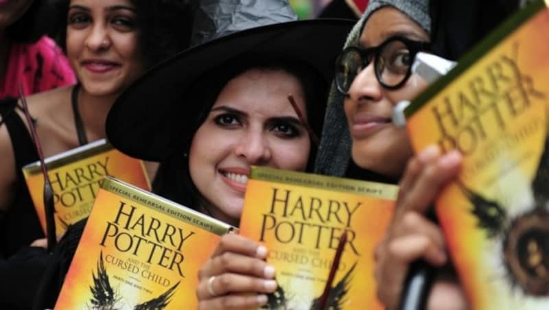 Fans mit dem Buch "Harry Potter and the Cursed Child" (Bild: AFP or licensors)