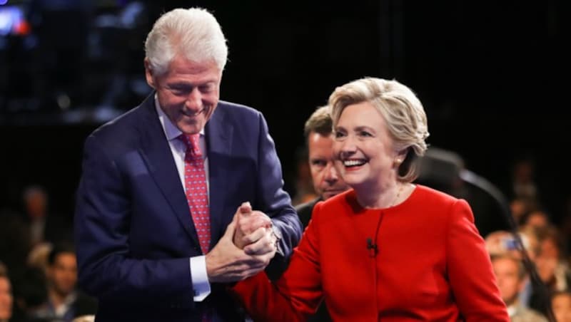 Hillary mit Ehemann Bill Clinton (Bild: APA/AFP/GETTY IMAGES/JOE RAEDLE)
