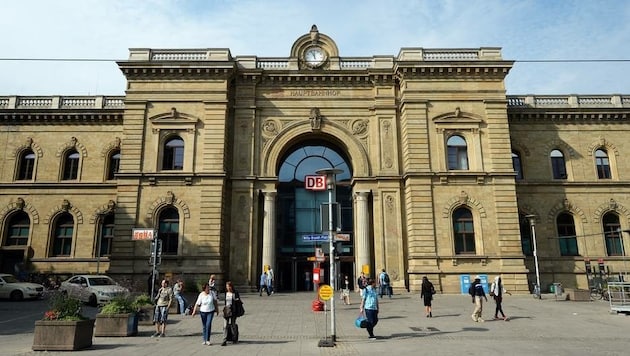 Am Hauptbahnhof von Magdeburg griffen die Neonazis die Polizei an. (Bild: APA/dpa/Jens Kalaene)
