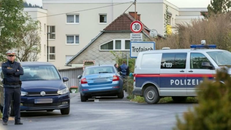 Der Fundort der Leichen wurde weiträumig abgeriegelt. (Bild: APA/EXPA/DOMINIK ANGERER)