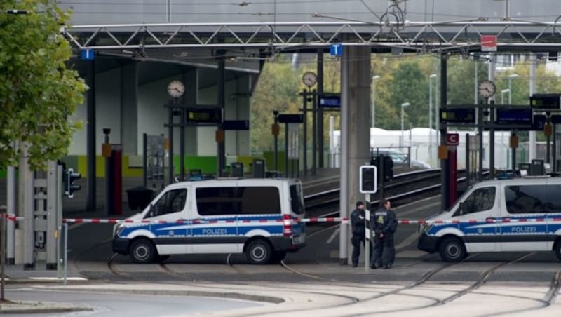 Polizeisperren am Bahnhof von Chemnitz (Bild: APA/AFP/dpa/ARNO BURGI)