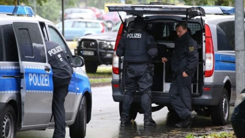 Eine Warnung des Verfassungsschutzes führte zu dem Polizeieinsatz in Chemnitz. (Bild: APA/dpa/Bernd März)