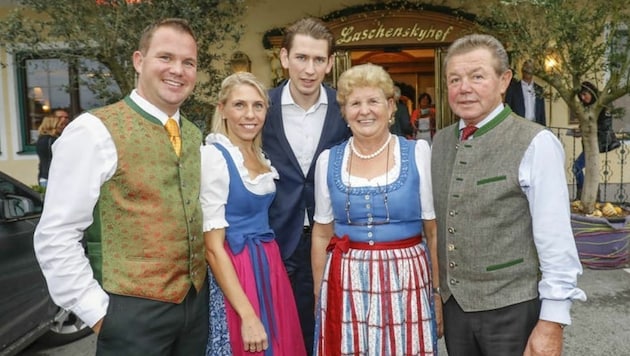 Begrüßung im 213 Jahre alten Laschenskyhof: Die Familie Hauthaler mit Außenminister Kurz (Mitte) (Bild: Markus Tschepp)