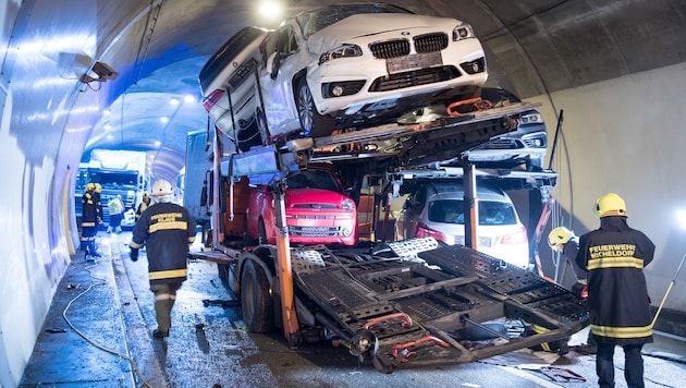 Einsatzkräfte im Kienbergtunnel (Bild: APA/FOTOKERSCHI.AT/Werner Kerschbaummayr)