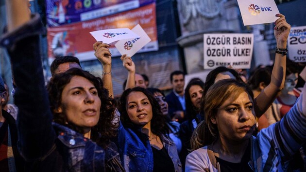 Angestellte und Unterstützer eines verbotenen pro-kurdischen TV-Senders demonstrieren in Istanbul. (Bild: APA/AFP/OZAN KOSE)